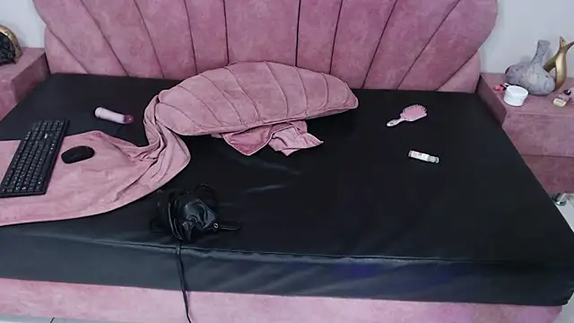 Candy Bony online show from 5, 1, 2025