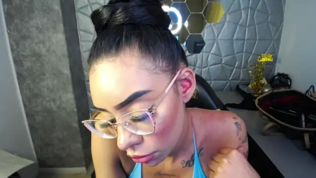 Snapshot of Tiffanny chatting on 8, 3, 2025 Tiffanny online show from 8, 3, 2025