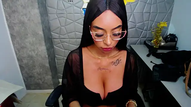 Snapshot of Tiffanny chatting on 9, 3, 2025 Tiffanny online show from 9, 3, 2025