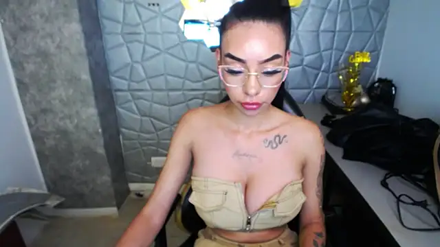 Snapshot of Tiffanny chatting on 11, 3, 2025 Tiffanny online show from 11, 3, 2025