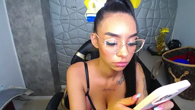 Snapshot of Tiffanny chatting on 12, 3, 2025 Tiffanny online show from 12, 3, 2025