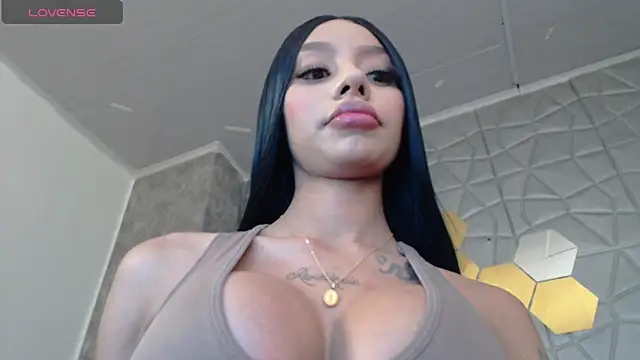 Snapshot of Tiffanny chatting on 11, 10, 2025 Tiffanny online show from 11, 10, 2025