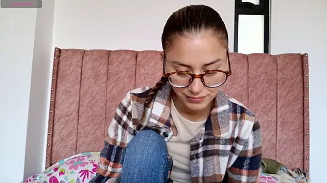 Snapshot of Emmy_petit chatting on 8, 5, 2026 Emmy petit online show from 8, 5, 2026