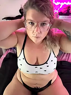 Snapshot of CurvyAnonymousGirl89 chatting on 17, 11, 2025 CurvyAnonymousGirl89 online show from 17, 11, 2025