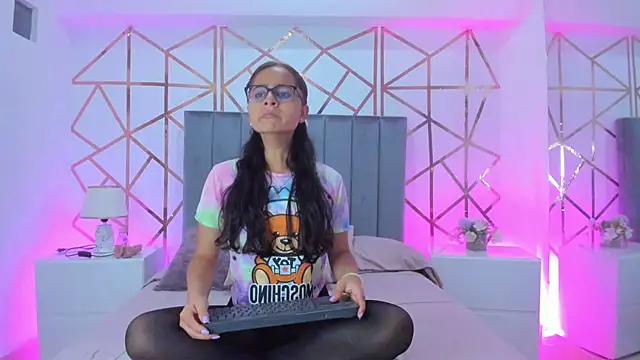 Giselle Roldan online show from 24, 1, 2025