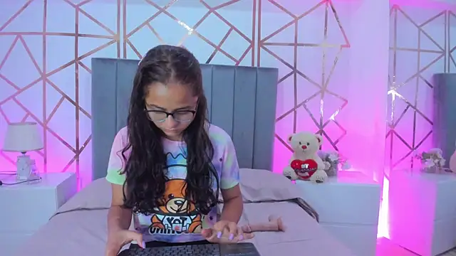 Giselle Roldan online show from 24, 1, 2025