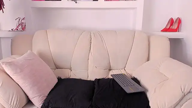 Radiant Naomi online show from 16, 12, 2025