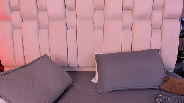 Radiant Naomi online show from 18, 4, 2026