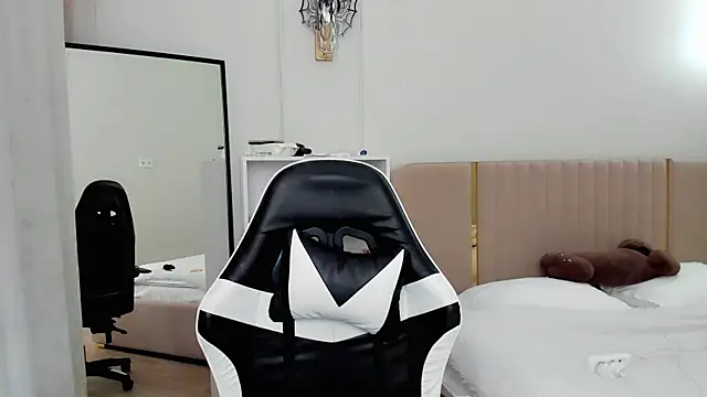 may mia online show from 12, 11, 2025