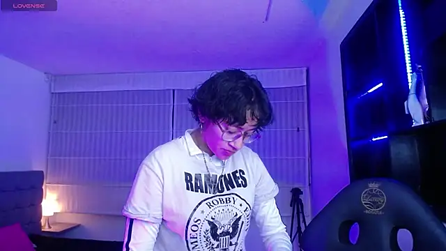 Lili Gomez  online show from 12, 1, 2026