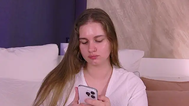 Snapshot of EllieHayes chatting on 4, 7, 2026 EllieHayes online show from 4, 7, 2026