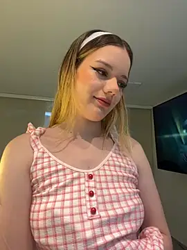 Snapshot of NicoleCut chatting on 8, 11, 2025 NicoleCut online show from 8, 11, 2025