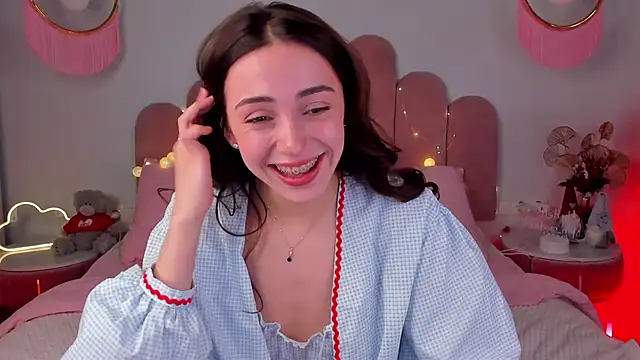 Snapshot of ElsaYoung chatting on 12, 1, 2025 ElsaYoung online show from 12, 1, 2025