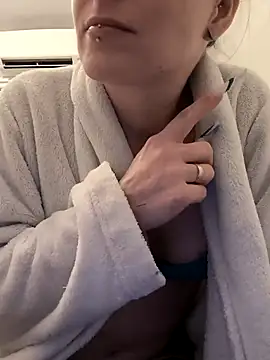 Snapshot of Cally-n chatting on 3, 2, 2025 Cally-n online show from 3, 2, 2025