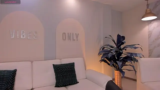 MiaFarrell  online show from 14, 4, 2026