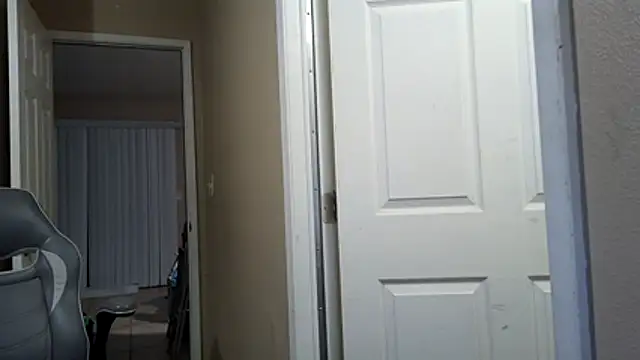 Snapshot of Huntzg23 chatting on 5, 4, 2026 Huntzg23 online show from 5, 4, 2026