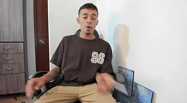 Snapshot of twink_latino5 chatting on 20, 3, 2025 twink latino5 online show from 20, 3, 2025