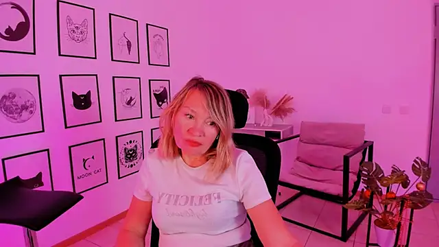 Snapshot of RosalindaFortuna chatting on 25, 12, 2024 RosalindaFortuna online show from 25, 12, 2024