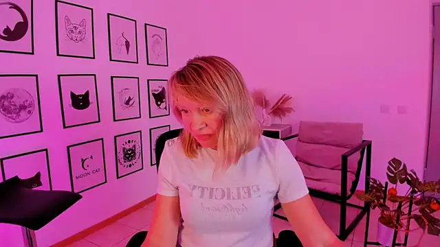 Snapshot of RosalindaFortuna chatting on 25, 12, 2024 RosalindaFortuna online show from 25, 12, 2024