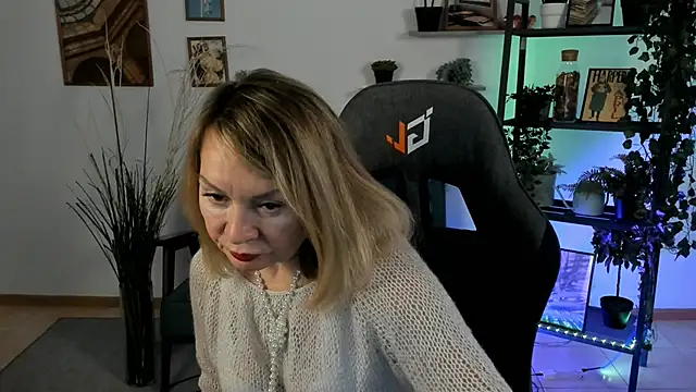 Snapshot of RosalindaFortuna chatting on 4, 1, 2025 RosalindaFortuna online show from 4, 1, 2025