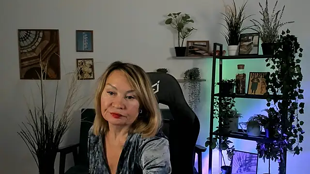 Snapshot of RosalindaFortuna chatting on 4, 1, 2025 RosalindaFortuna online show from 4, 1, 2025