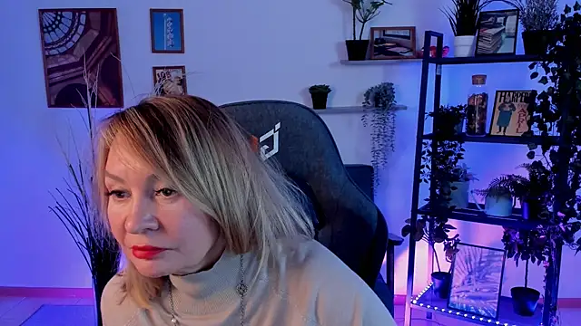 Snapshot of RosalindaFortuna chatting on 5, 1, 2025 RosalindaFortuna online show from 5, 1, 2025