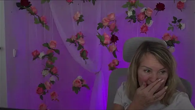 Snapshot of RosalindaFortuna chatting on 8, 1, 2025 RosalindaFortuna online show from 8, 1, 2025