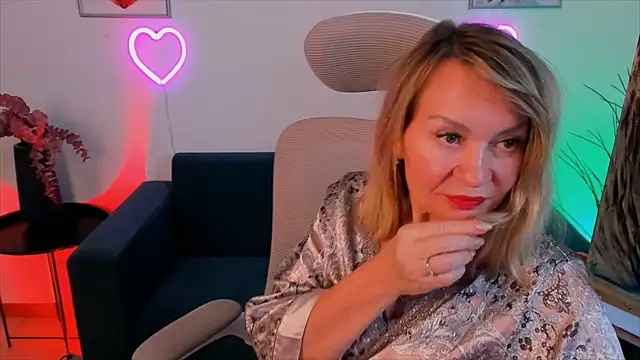 Snapshot of RosalindaFortuna chatting on 8, 1, 2025 RosalindaFortuna online show from 8, 1, 2025