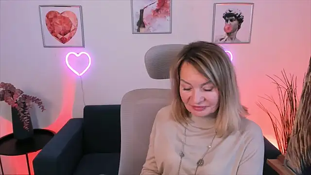 Snapshot of RosalindaFortuna chatting on 9, 1, 2025 RosalindaFortuna online show from 9, 1, 2025