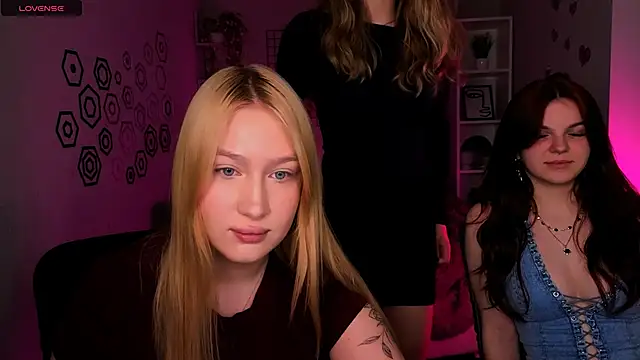 Snapshot of playful_sophie chatting on 4, 5, 2026 playful sophie online show from 4, 5, 2026