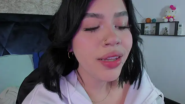 Lily Woodz online show from 2, 12, 2025