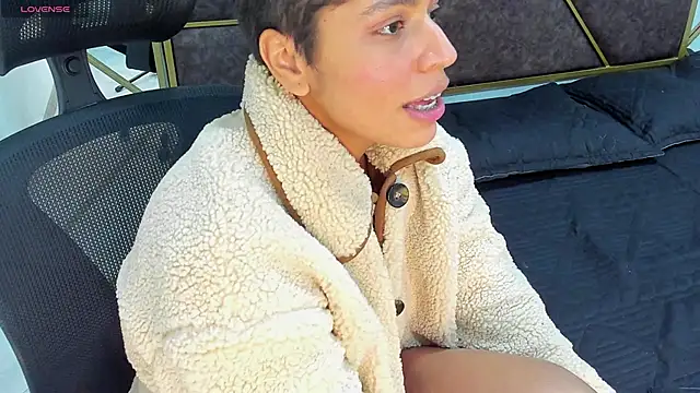 Snapshot of AbrilSonne chatting on 5, 1, 2025 AbrilSonne online show from 5, 1, 2025