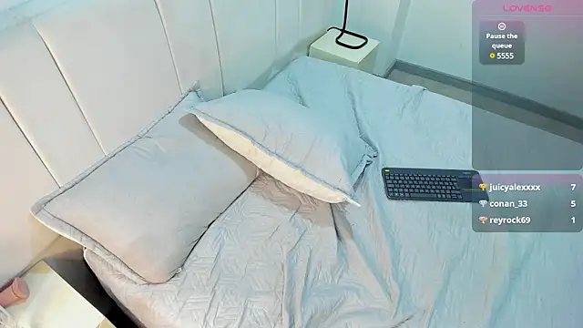 Snapshot of AbrilSonne chatting on 19, 2, 2025 AbrilSonne online show from 19, 2, 2025