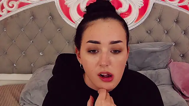 KimKhallifa online show from 28, 2, 2025