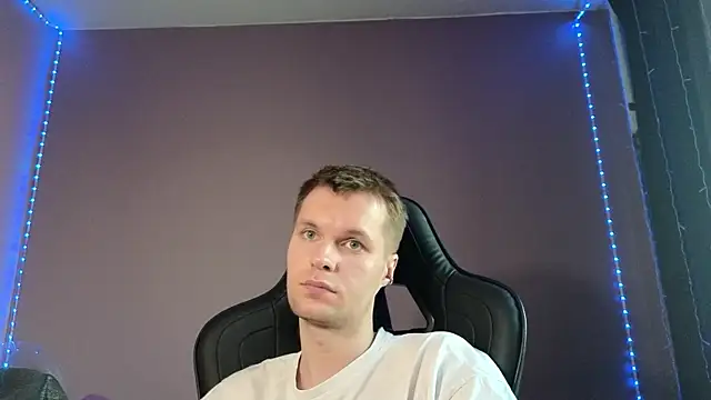 Snapshot of Leonnextdoor chatting on 6, 3, 2025 Leonnextdoor online show from 6, 3, 2025