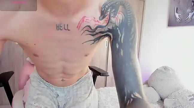 Snapshot of Henophiid chatting on 4, 2, 2025 Henophiid online show from 4, 2, 2025