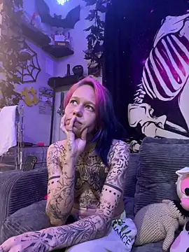 Snapshot of trashbrat chatting on 28, 4, 2026 trashbrat online show from 28, 4, 2026