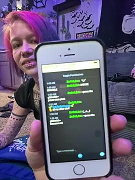 Snapshot of trashbrat chatting on 28, 5, 2026 trashbrat online show from 28, 5, 2026