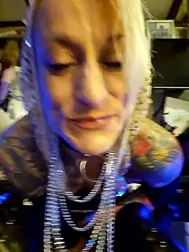 Snapshot of MissParadise40 chatting on 4, 11, 2025 MissParadise40 online show from 4, 11, 2025