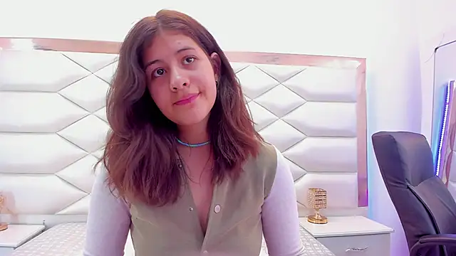 Snapshot of MiaQueen021 chatting on 4, 2, 2025 MiaQueen021 online show from 4, 2, 2025