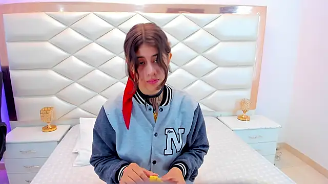 Snapshot of MiaQueen021 chatting on 10, 2, 2025 MiaQueen021 online show from 10, 2, 2025