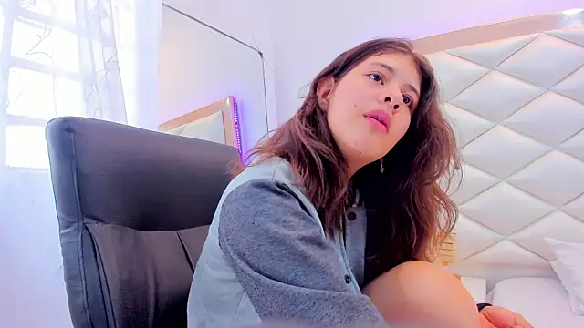 Snapshot of MiaQueen021 chatting on 10, 2, 2025 MiaQueen021 online show from 10, 2, 2025