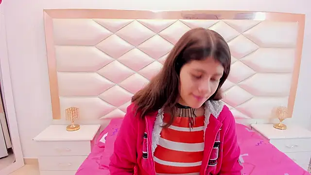 Snapshot of MiaQueen021 chatting on 12, 3, 2025 MiaQueen021 online show from 12, 3, 2025