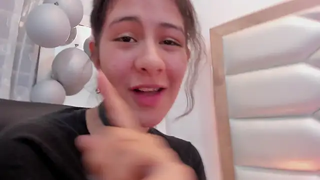 Snapshot of MiaQueen021 chatting on 23, 3, 2025 MiaQueen021 online show from 23, 3, 2025