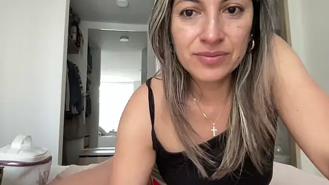 Snapshot of LunaBeya chatting on 24, 5, 2026 LunaBeya online show from 24, 5, 2026