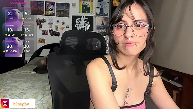 Snapshot of B0nnie_H0ney chatting on 25, 6, 2026 B0nnie H0ney online show from 25, 6, 2026