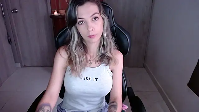 Princezzlove3 online show from 4, 2, 2025