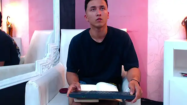 Snapshot of BrandonColee chatting on 18, 1, 2025 BrandonColee online show from 18, 1, 2025