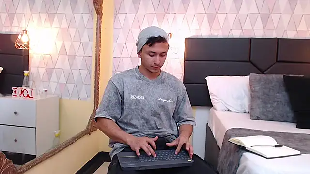 Snapshot of BrandonColee chatting on 8, 2, 2025 BrandonColee online show from 8, 2, 2025