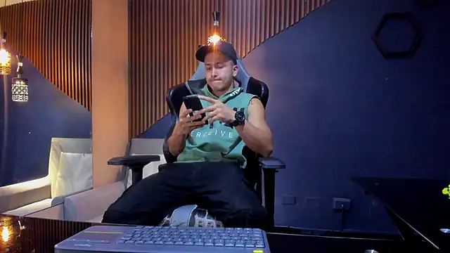 Snapshot of BrandonColee chatting on 19, 3, 2025 BrandonColee online show from 19, 3, 2025